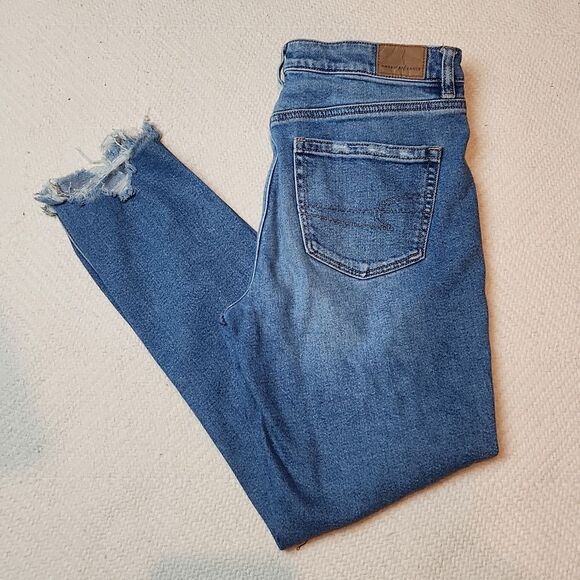 American Eagle Outfitters Denim - American Eagle‎ Distressed High Rise Mom Jean Size 4